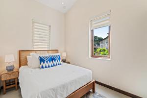 Postel nebo postele na pokoji v ubytování Stylish Condo in the Heart of Las Catalinas with Vibrant Design & Exclusive Beach Club Access + 31 fotografií