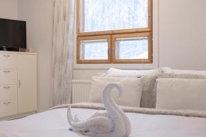 TV a/nebo společenská místnost v ubytování Santa's Suite II by BookLapland