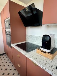 a kitchen with a microwave and a toaster on a counter at Appartement Pop Art in Louviers