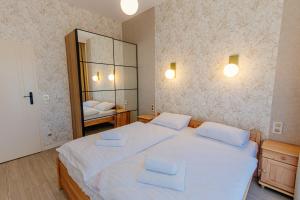 - une chambre avec un grand lit et 2 oreillers blancs dans l'établissement Resort Hevenia Mrzeżyno 4, à Mrzeżyno