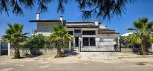 Το κτήριο όπου στεγάζεται  το ξενοδοχείο διαμερισμάτων +79 φωτογραφίες