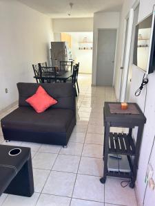 a living room with a couch and a table at Departamento 5 Economico Arroyo in Tuxtla Gutiérrez