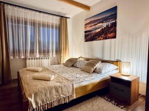 Posteľ alebo postele v izbe v ubytovaní Jaworowe Izby Apartamenty z balią z hydromasażem