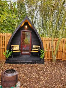 The Laurels - Wood Fired Hot Tub and Firepit في بولتون لي فايلد: بيتٌ للإغوانا السوداء مزود بمقعدين في فناء