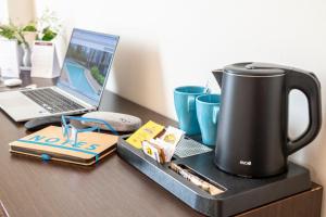 Příslušenství pro přípravu čaje a kávy v ubytování Kona Hotel Verona by Kleos Group Collection