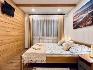 Posteľ alebo postele v izbe v ubytovaní Jaworowe Izby Apartamenty z balią z hydromasażem