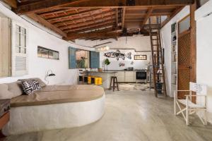 Il comprend un salon avec un grand canapé et une cuisine. dans l'établissement Casa Urucum - Recife - Casa Ecológica, à Camaragibe