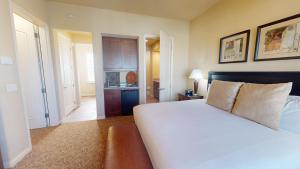 ラキンタにあるLV222 Spacious Upstairs 2BR Lock-Off in Legacy Villasのベッドルーム(白いベッド1台付)、キッチン +31枚の写真