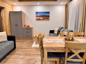 Kuchyňa alebo kuchynka v ubytovaní Jaworowe Izby Apartamenty z balią z hydromasażem