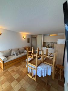 salon z kanapą i stołem w obiekcie HOUNTANET appart 5 personnes vue montagne avec jardin w mieście Saint-Lary-Soulan