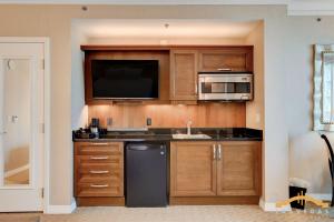 Cucina o angolo cottura di MGM Signature-07-707 Strip View Balcony Studio