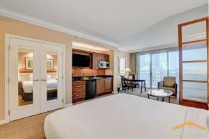 Cucina o angolo cottura di MGM Signature-07-707 Strip View Balcony Studio