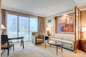 Area soggiorno di MGM Signature-07-707 Strip View Balcony Studio