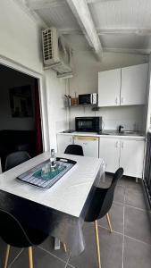 une cuisine avec une table et des chaises dans une pièce dans l'établissement Ti gecko, à Saint-François