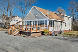 Casa blanca grande con terraza grande en Lake Access 5 Minutes from Track, en Saratoga Springs