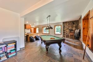 Una sala de estar con mesa de billar y chimenea. en Dog-Friendly Mountain Hideaway, en Jewett