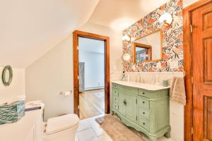 y baño con tocador verde y espejo. en Dog-Friendly Mountain Hideaway, en Jewett 52 fotos más