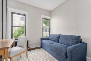 Χώρος καθιστικού στο Charming Newly Renovated House Next Door to Track +24 φωτογραφίες