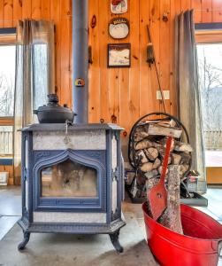 Fotografie z fotogalerie ubytování 4 Bedroom Log Cabin with Stream and Great Location v destinaci Lanesville