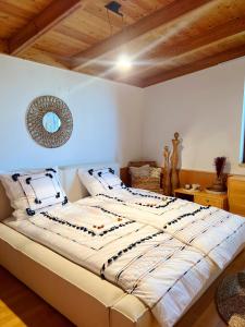 un letto grande in una camera da letto con soffitto in legno di Sunlight City Villa a Villach