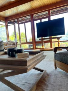 un soggiorno con una grande TV e un divano di Sunlight City Villa a Villach Altre 58 foto