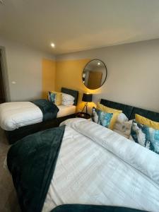 Ένα ή περισσότερα κρεβάτια σε δωμάτιο στο Central Royale - Rose Platinum Properties