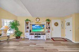 sala de estar con TV de pantalla plana en Beautiful Royal Palm Bay Condo near Disney, en Kissimmee