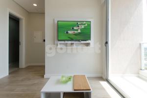 TV a/nebo společenská místnost v ubytování Comfortable Apt Close To Shopping Del Sol