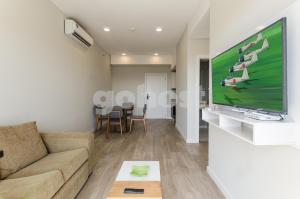 TV a/nebo společenská místnost v ubytování Comfortable Apt Close To Shopping Del Sol