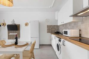 Η κουζίνα ή μικρή κουζίνα στο Bayside Cocoteros Hideaway Palm Sunset
