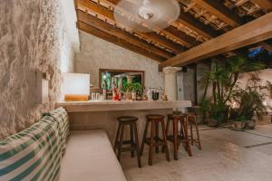- un bar avec tabourets et un comptoir dans une pièce dans l'établissement Casa de Piedra, à Acapulco
