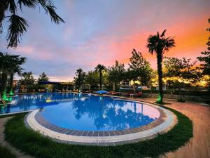 Bazén v ubytování Hotel Qetesia-Te Indriti nebo v jeho okolí