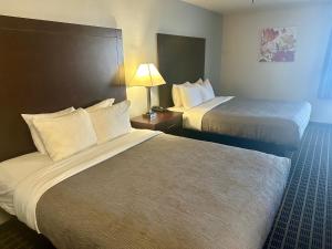 Rúm í herbergi á Quality Inn Plainfield - Indianapolis West
