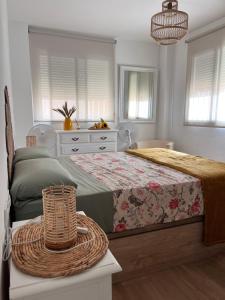 Ένα ή περισσότερα κρεβάτια σε δωμάτιο στο Apartamento con piscina 2 linea de playa con acc valencia