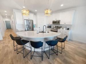 Dapur atau dapur kecil di Sunset Shores 4BR Lake Escape Family Friendly