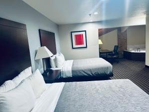 Rúm í herbergi á Quality Inn Plainfield - Indianapolis West