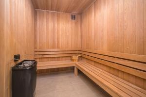 HadnallにあるFabulous Retreat sleeps 14 with Pool and Sauna Pass the Keysのゴミ箱付きの空のサウナ