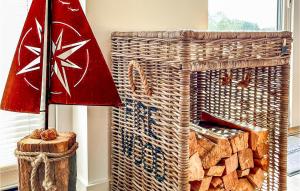 Una cesta de mimbre con una bandera junto a una mesa en Ankerglueck Buesum, en Büsum