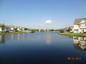 Una vista de un río con casas y casas. en Venetian Bay Villages, en Kissimmee