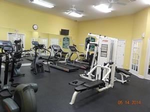 Un gimnasio con cintas de correr y máquinas en una habitación. en Venetian Bay Villages, en Kissimmee
