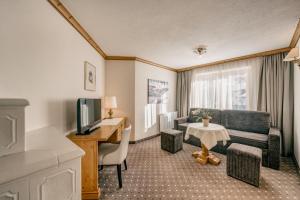 Telewizja i/lub zestaw kina domowego w obiekcie Gourmet & Wine Hotel Austria - 4 Sterne superior