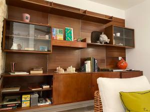 a living room with a wooden book shelf at La Maison Naturospa in Chaumont