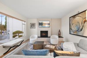 Et opholdsområde på Hills Hideaway by CoastVH - Luxury Midtown 3br