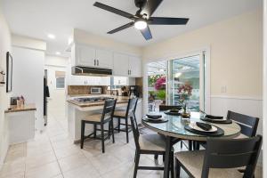 Køkken eller tekøkken på Hills Hideaway by CoastVH - Luxury Midtown 3br