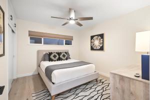 En eller flere senge i et værelse på Hills Hideaway by CoastVH - Luxury Midtown 3br