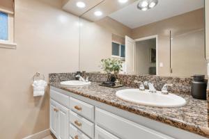 Et badeværelse på Hills Hideaway by CoastVH - Luxury Midtown 3br + 29 billeder