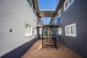 Budova, kde se apartmán nachází + 3 fotografie