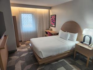 Кровать или кровати в номере Miami International Airport Hotel