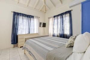 una camera da letto con un letto e due finestre di The Dream Nest at Csompó Silver Manor a St Mary