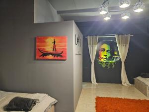 Postel nebo postele na pokoji v ubytování Bob Marley Bnb & Hostel